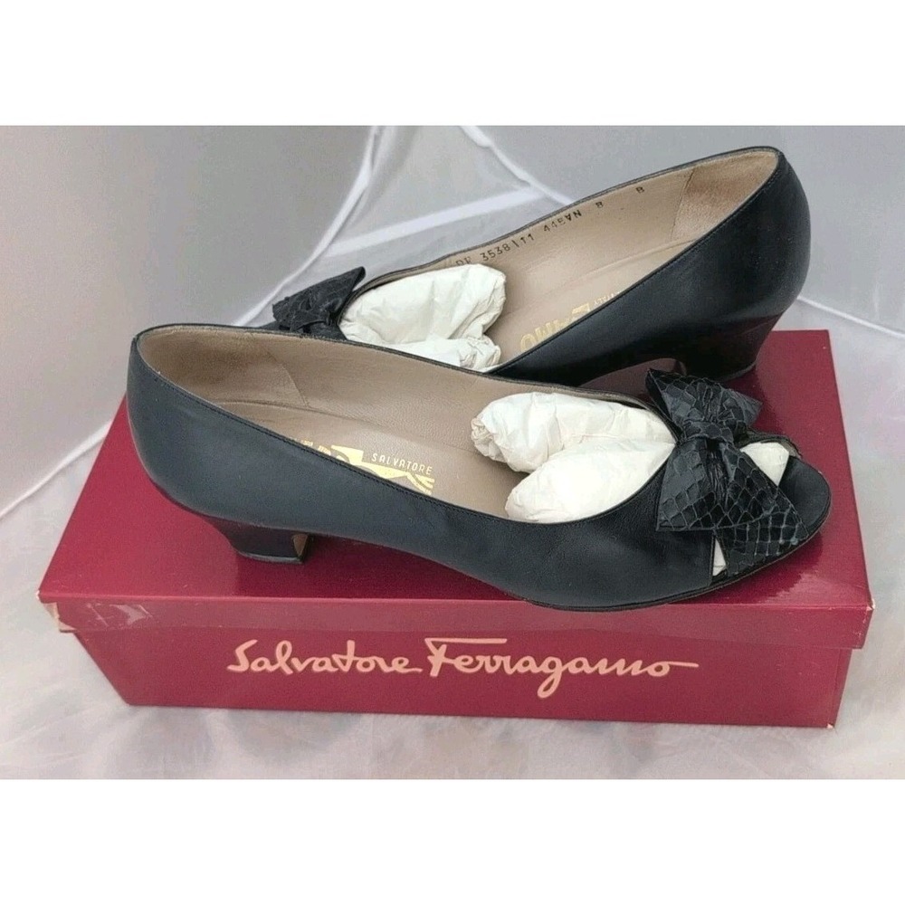 Salvatore Ferragamo Vara Bow Peep Toe Pumps Navy Leather Snake Embossed Size 8